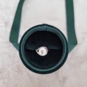 Aranys Stříbrný prsten s perlou a zirkony, 50 16315