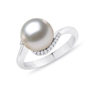 Prsten s perlou Akoya a brilianty v bílém zlatě KLENOTA