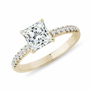 Zlatý prsten s laboratorním diamantem v brusu princess KLENOTA
